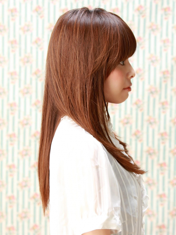 切りっぱなし前髪に内巻きで大人ガーリーな雰囲気のセミロング