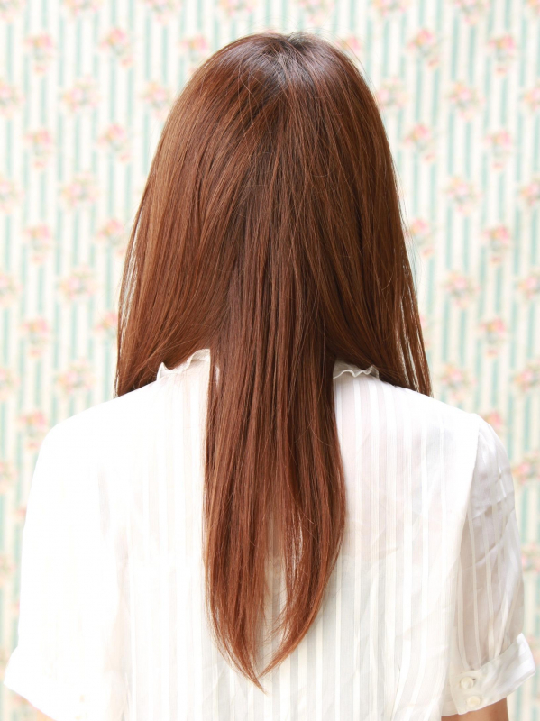 切りっぱなし前髪に内巻きで大人ガーリーな雰囲気のセミロング