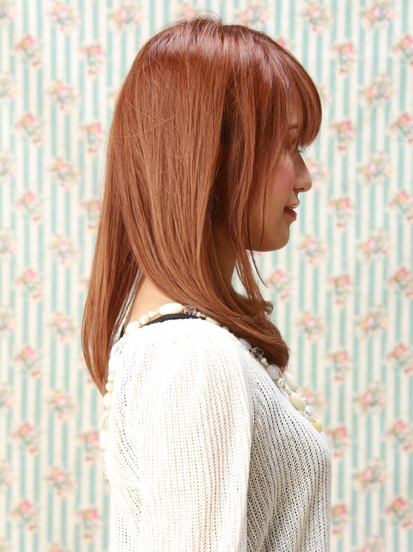 重めバングの崩れにくい前髪×内巻きで上品なセミロングスタイル