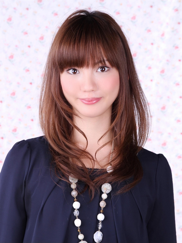 内巻きレイヤーで軽い印象の大人可愛いセミロングスタイル