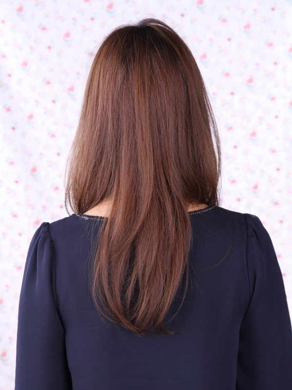内巻きレイヤーで軽い印象の大人可愛いセミロングスタイル