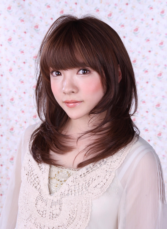 暗髪の内巻きレイヤーでシンプルなセミロングスタイル