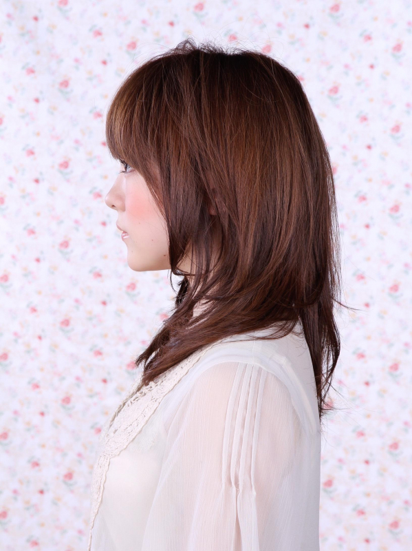 暗髪の内巻きレイヤーでシンプルなセミロングスタイル