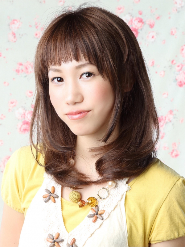 オン眉に内巻きスタイルで大人可愛いセミロングに