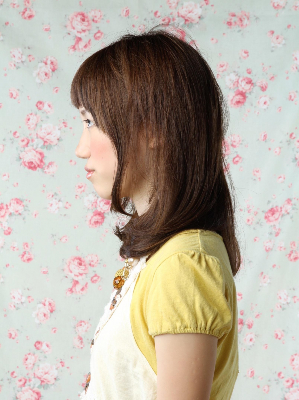 オン眉に内巻きスタイルで大人可愛いセミロングに