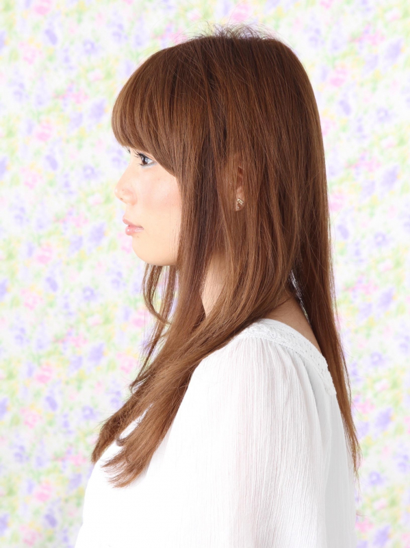 レイヤー×内巻きで大人っぽいこなれたセミロングスタイルに