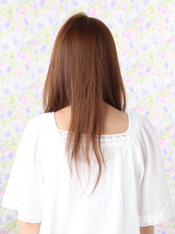 レイヤー×内巻きで大人っぽいこなれたセミロングスタイルに