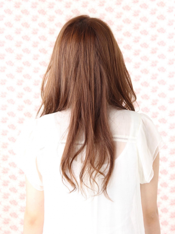 全体パーマでセットも簡単！フェミニンなセミロングスタイル