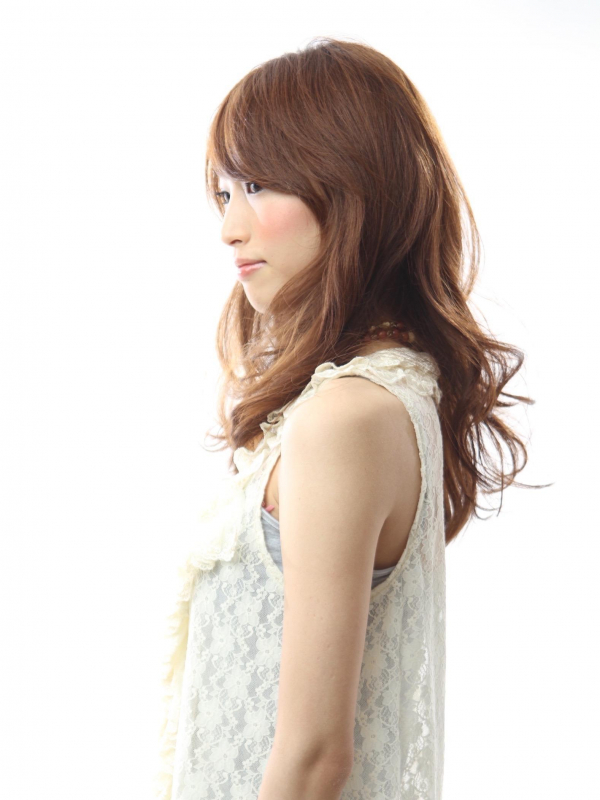 ゆるふわパーマで注目を集める大人フェミニンなセミロングスタイ