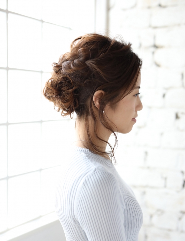 ミディアムヘアをラグジュアリーなアップスタイルにアレンジ