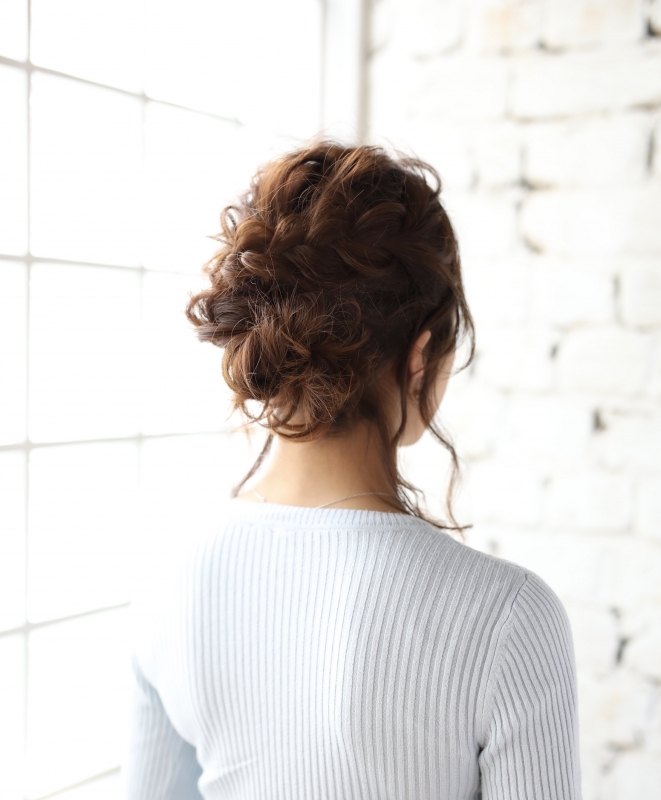 ミディアムヘアをラグジュアリーなアップスタイルにアレンジ