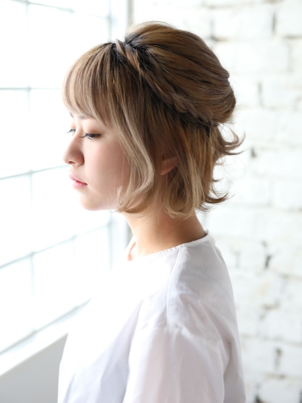 ハイトーンカラーのボブを外ハネ×ハーフアップでアレンジ