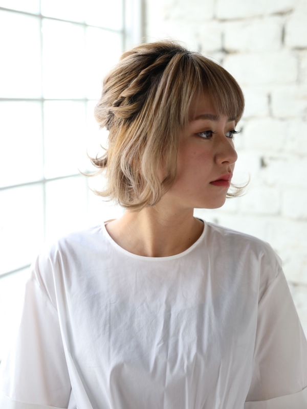 ハイトーンカラーのボブを外ハネ×ハーフアップでアレンジ