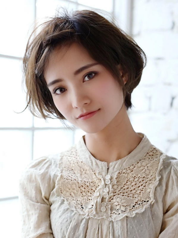 くるりんぱでゆるめに仕上げる簡単ショートの前髪アレンジ