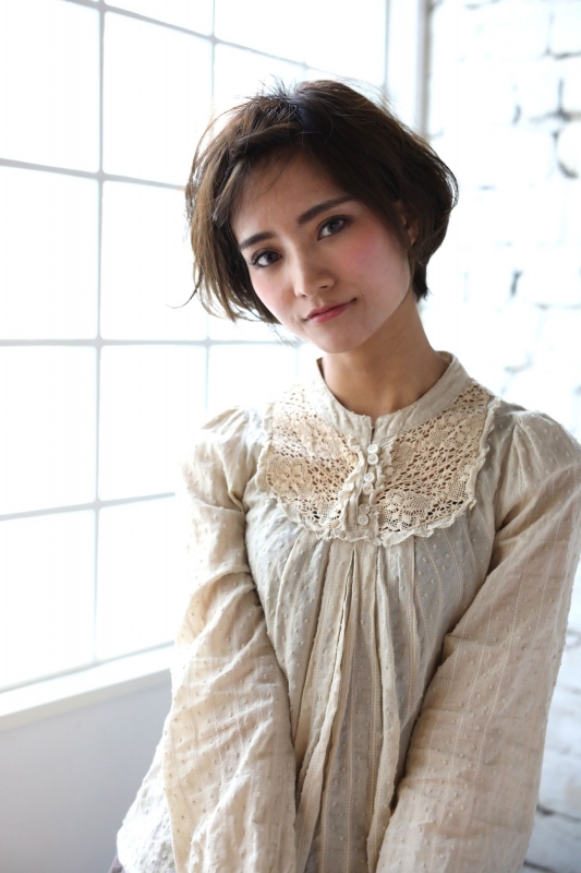 くるりんぱでゆるめに仕上げる簡単ショートの前髪アレンジ