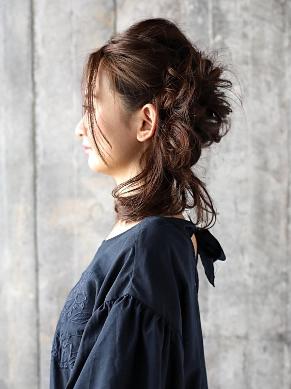 ミディアムヘアをサイドアレンジで大人っぽく