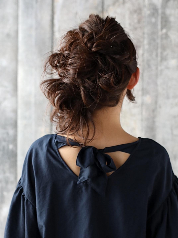 ミディアムヘアをサイドアレンジで大人っぽく