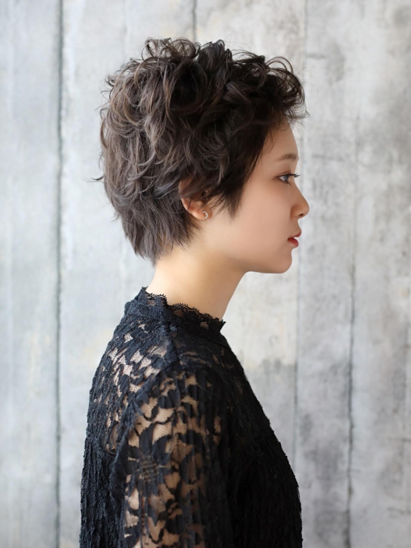 ベリーショートのパーマヘアをクールでキュートにアレンジ