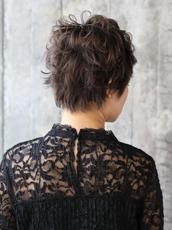 ベリーショートのパーマヘアをクールでキュートにアレンジ