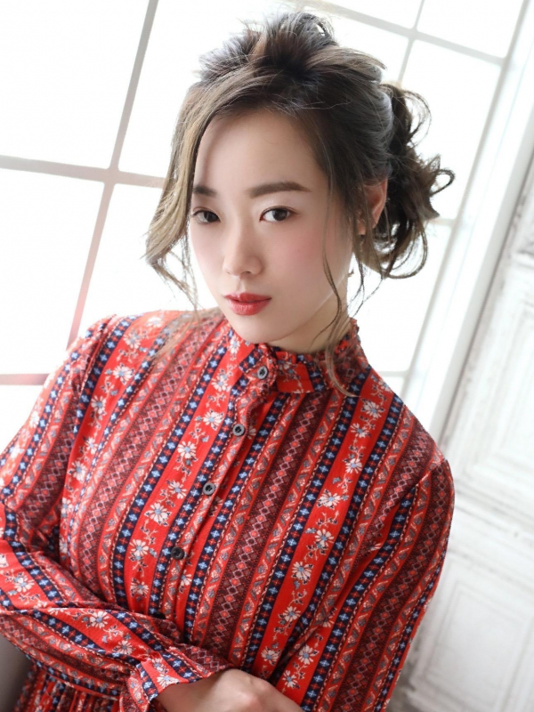 ミディアムヘアを大人ムードのアップスタイルにアレンジ