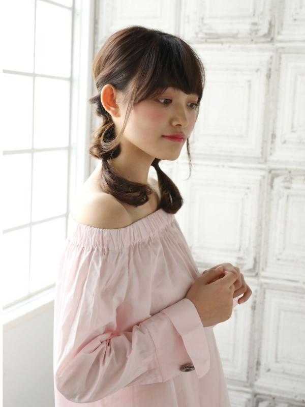 セミロングをくるりんぱでツインテール風にアレンジ