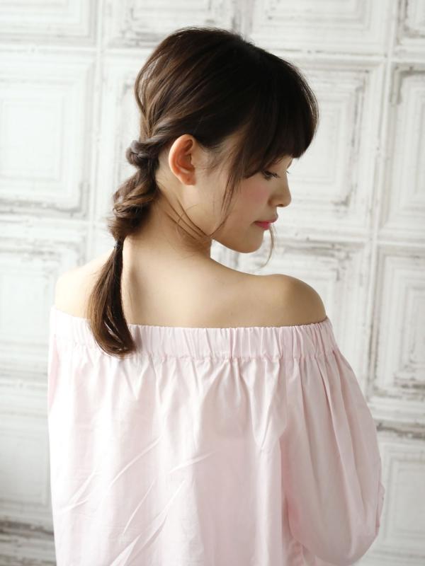 セミロングをくるりんぱでツインテール風にアレンジ