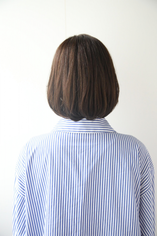 黒髪の内巻きスタイルでこなれ感のある上品なボブスタイル