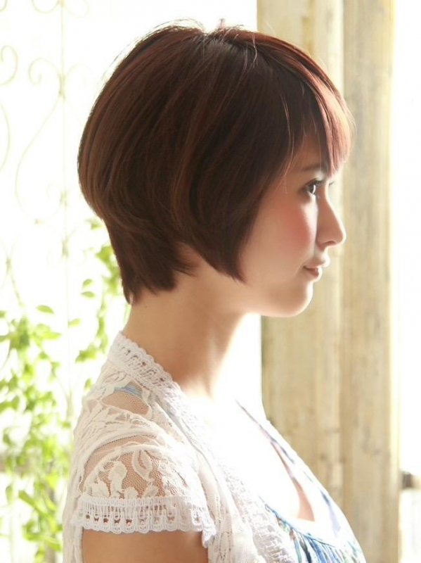 ふんわりとしたひし形でフェミニンな印象のショートスタイル