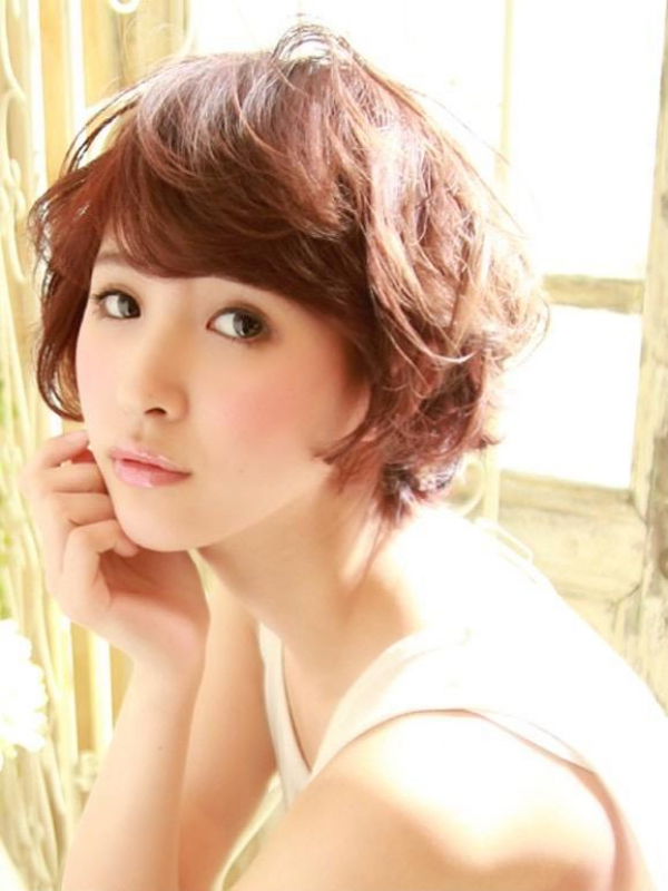 大人可愛いウェーブ×オレンジブラウンのショートスタイル