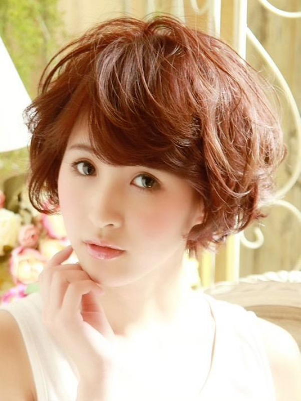 大人可愛いウェーブ×オレンジブラウンのショートスタイル