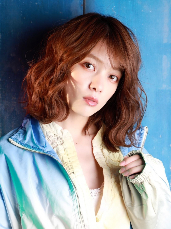 重め×ゆるふわウェーブでレトロなミディアムヘア