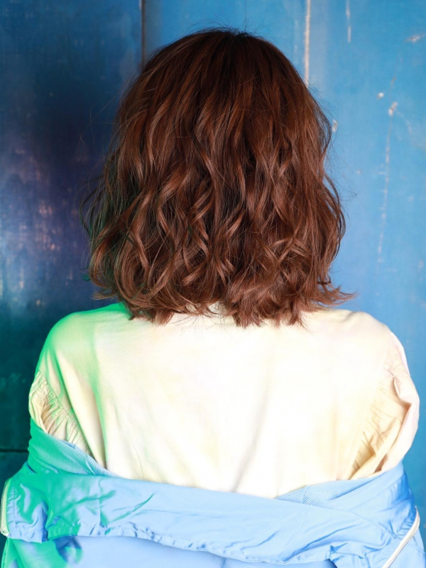 重め×ゆるふわウェーブでレトロなミディアムヘア