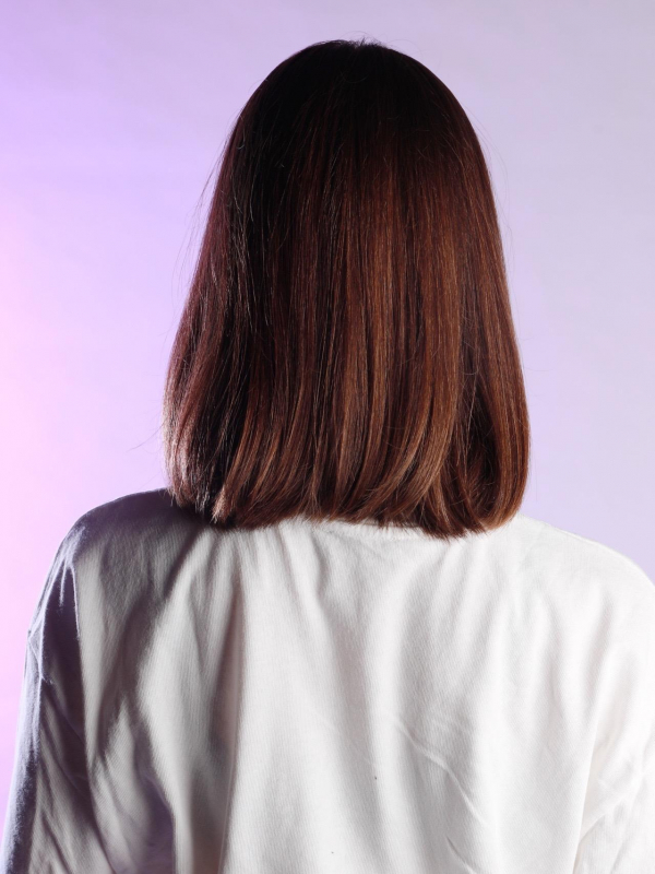 かきあげバング×さらさらストレートのミディアムボブ