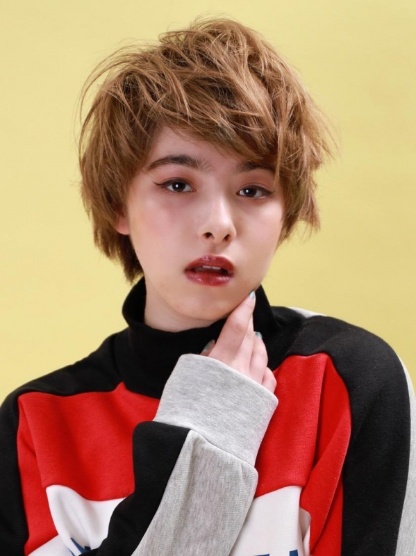 モカブラウン×ウェーブでカジュアルなショートスタイル