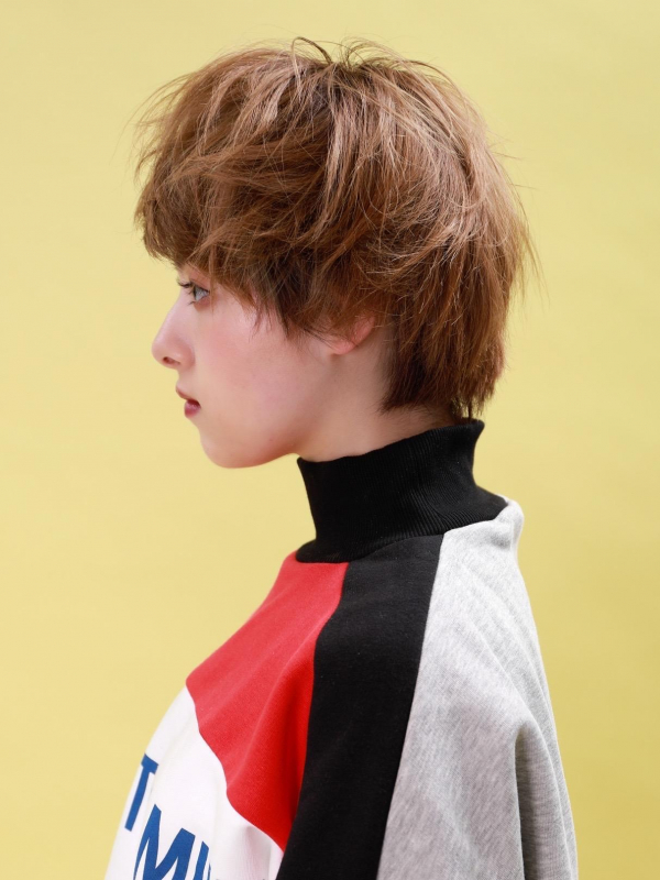 モカブラウン×ウェーブでカジュアルなショートスタイル