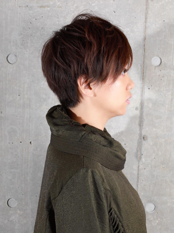 うざバングに襟足はすっきりのかっこいいショートスタイル