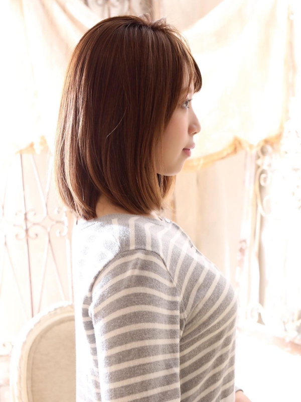 キャラメルブラウンで大人かわいい！ストレートミディアムボブ