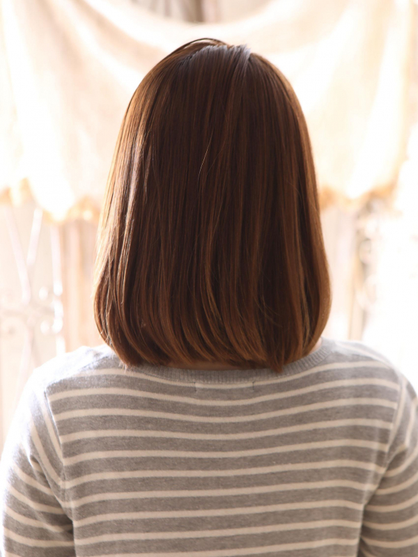 キャラメルブラウンで大人かわいい！ストレートミディアムボブ