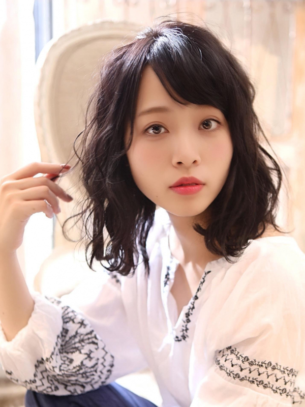 しっとりウェットなニュアンスウェーブの黒髪ミディアム