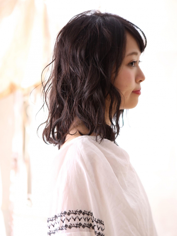 しっとりウェットなニュアンスウェーブの黒髪ミディアム