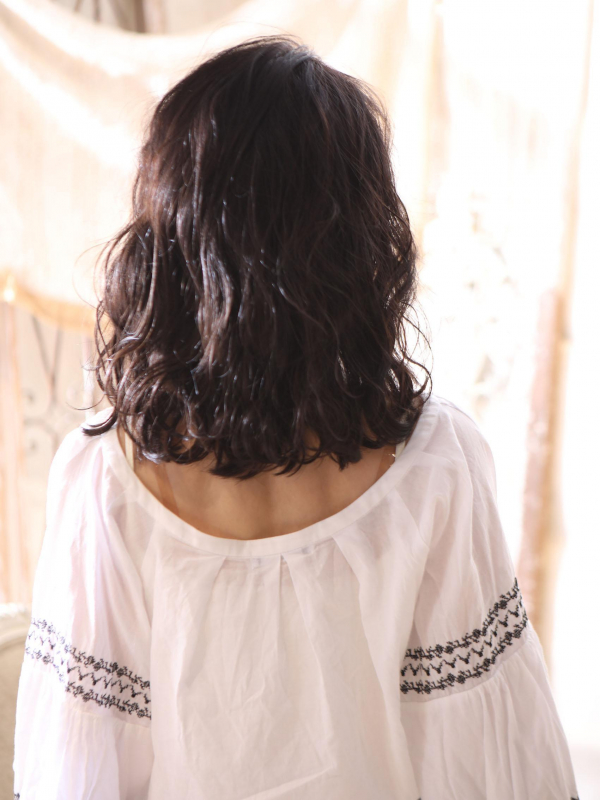 しっとりウェットなニュアンスウェーブの黒髪ミディアム