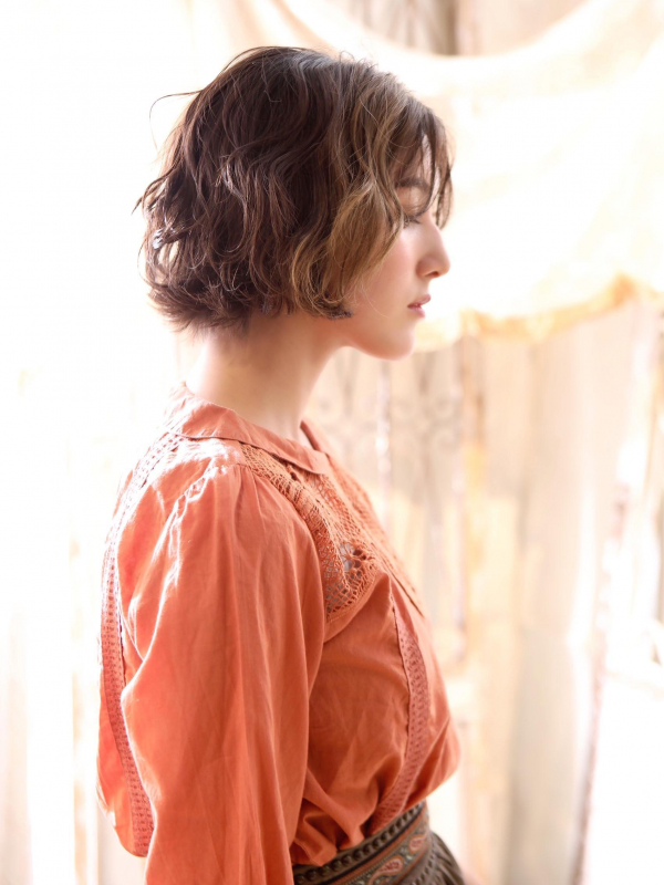 センター分け×ウェーブの大人ショートスタイル