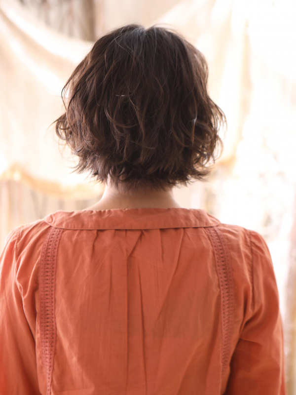 センター分け×ウェーブの大人ショートスタイル