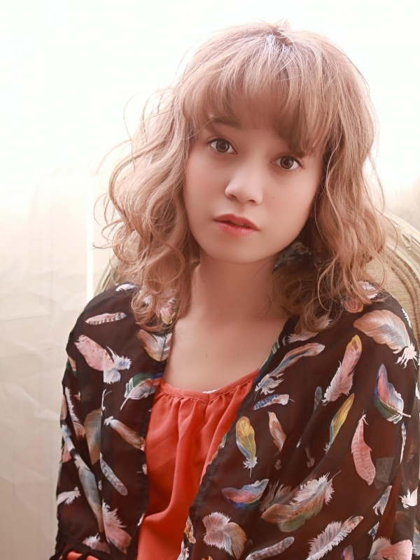 ふわふわカール×ハイトーンカラーの外国人風ミディアム