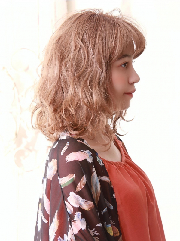 ふわふわカール×ハイトーンカラーの外国人風ミディアム