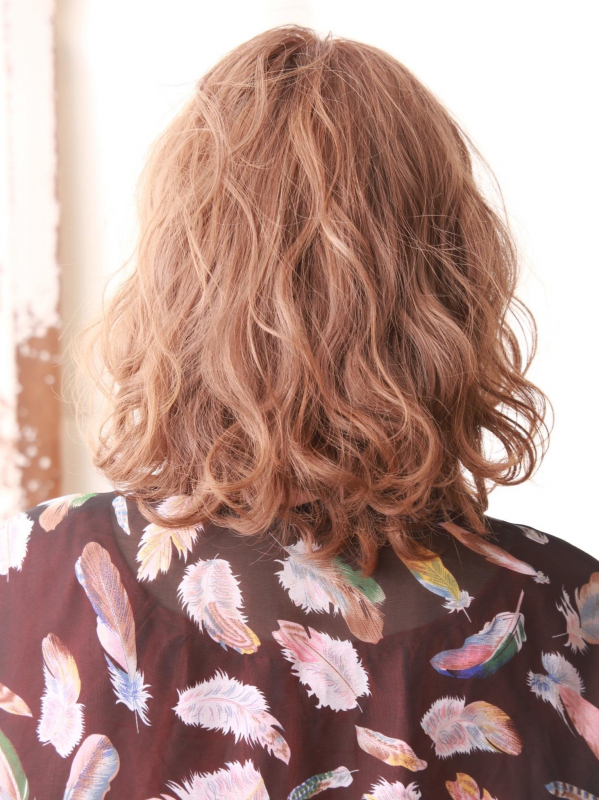 ふわふわカール×ハイトーンカラーの外国人風ミディアム