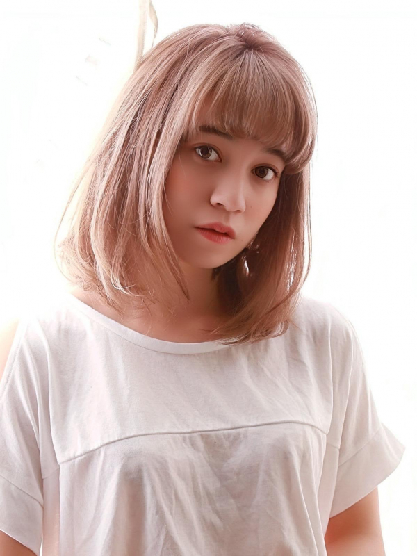 シースルーバング×ミルキーベージュのストレートミディアム