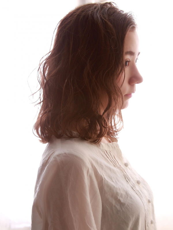 前髪なし×ほつれウェーブのナチュラルミディアム