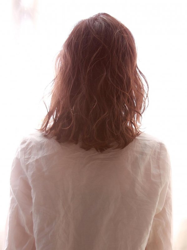 前髪なし×ほつれウェーブのナチュラルミディアム