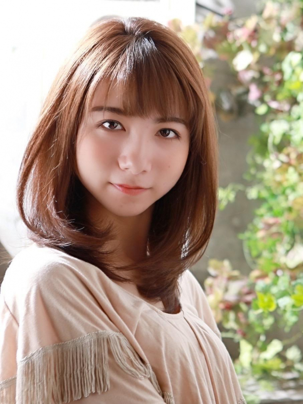 オン眉バング×内巻きレイヤーの清楚なミディアムストレート